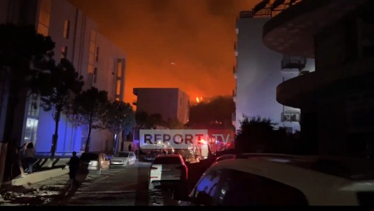 Situatë kritike nga zjarri në Ranën e Hedhun, flakët ‘rrethojnë’ resorte e banesa! Evakuohen turistët e banorët, nis ndërhyrja me helikopter nga ajri (VIDEO)