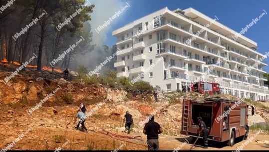 Përkeqësohet situata nga zjarri në Shëngjin, flakët i afrohen hoteleve! Dëgjohen shpërthime municionesh