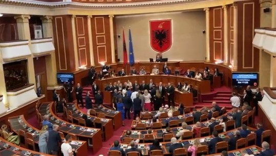 Deputetët e PDIU-së 'tradhtojnë' opozitën, votojnë pro emërimit të Ballës si ministër i Shtetit për Marrëdhënien me Parlamentin