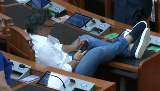 Deputeti opozitar përdhos parlamentin, vendos këmbët mbi tavolinë teksa pritej të votohej për kryeparlamentaren