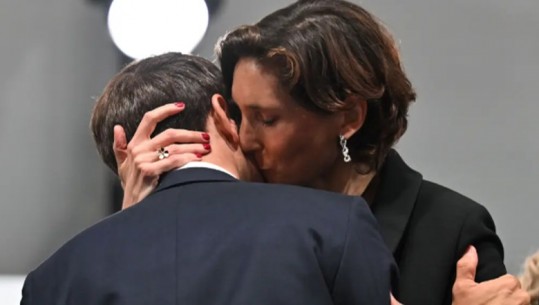 Puthje dhe përqafime 'pasionante' mes Macron dhe ministres së Sportit! Fotot bëjnë xhiron e rrjetit