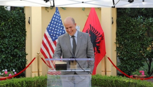 Wisner, mbyll misionin zyrtari amerikan: Jam kuq e zi, tradia e vyer e shqiptarëve