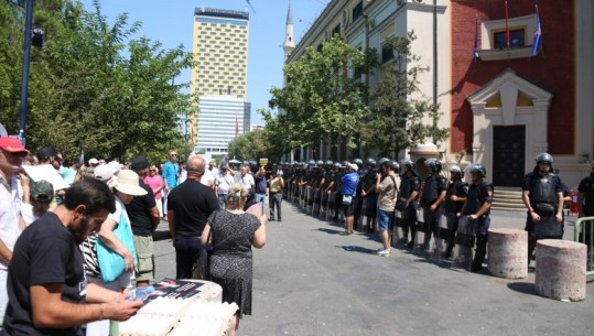 Protesta e opozitës para Bashkisë në orën 11:00, Policia njofton masat dhe akset që bllokohen: Ja rrugët që duhet të përdorni!