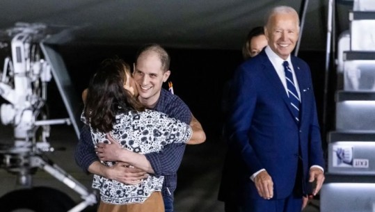 Përqafime dhe lot, Biden e Harris presin të burgosurit e liruar: Ne jemi SHBA, t’i kthejmë ata pranë familjeve (VIDEO)