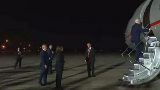 VIDEO/ Biden sërish konfuz, momenti kur hipën në avion i vetëm! Harris ‘shtanget’ 