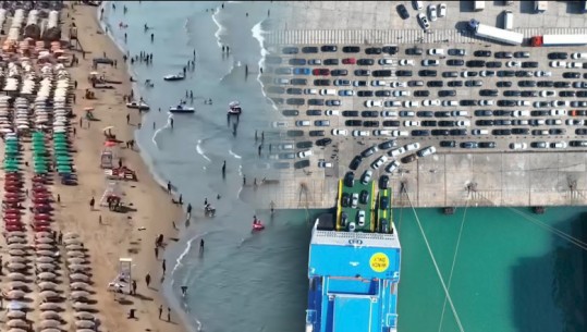 Fluks në Portin e Durrësit, tragetet vijojnë me lundrimet e dyfishta! Turistët mbushin plazhet plot