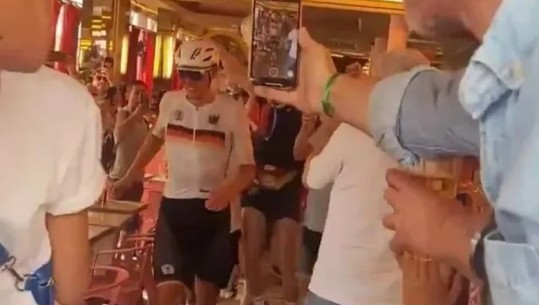 VIDEO/ Skena komike në 'Paris 2024', çiklisti gjerman ndalon garën dhe futet në 'Pub' për të kryer nevojat personale