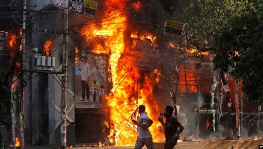 Së paku 50 të vdekur në protestat antiqeveritare në Bangladesh