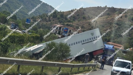 Aksident në aksin Elbasan- Peqin, trajleri humb kontrollin dhe del nga rruga