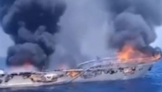 Itali/ Varka 21 metra e gjatë merr flakë në brigjet e Punta Licosa, shpëtohen 2 personat në bord | VIDEO