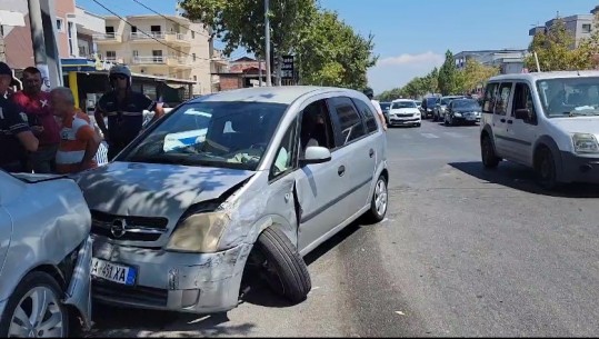 Durrës/ Po çonte fëmijën në spital, makina kalon me semafor të kuq! Përplaset me automjete të tjera