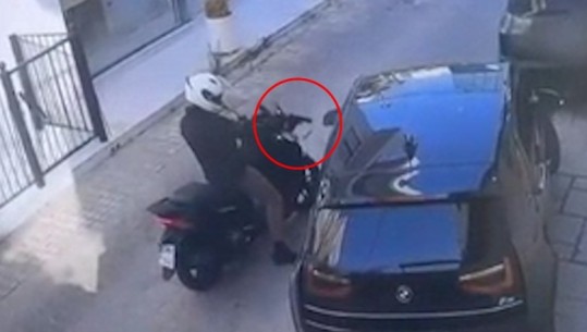 Momenti i ekzekutimit të biznesmenit grek që kthehej nga Mykonos! Autori me motor dhe gjakftohtë, në të zeza dhe shkrepi 2 pistoleta (FOTO+VIDEO)