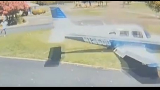 Avioni përplaset në një fushë golfi, shpëton mrekullisht një burrë! Shikoni pamjet nga kamerat e sigurisë (VIDEO)