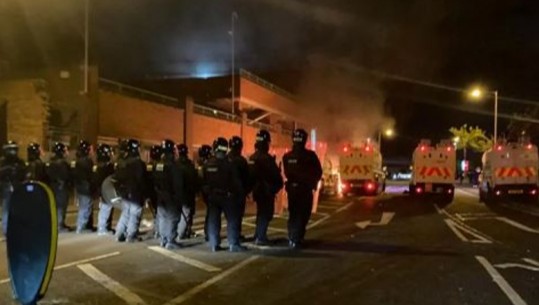 Britania e Madhe “zgjohet” në kaos pas një nate trazirash të dhunshme! Antiprotesta ndaj racistëve në disa qytete