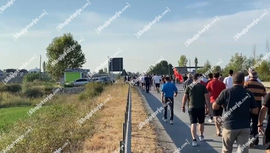 Protesta e katërt në Thumanë-Kashar, banorët kërkojnë hyrje dhe dalje për zonat e tyre! Përplasje me policinë