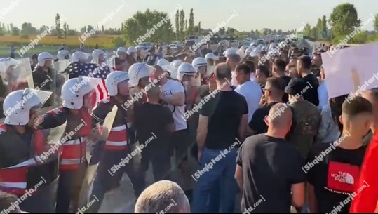 Protesta e katërt në Thumanë-Kashar, banorët kërkojnë hyrje dhe dalje për zonat e tyre! Përplasje me policinë