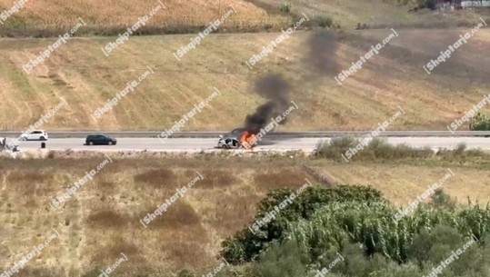 Dy mjete shpërthejnë në flakë në Bypass-in e Vlorës, shpëtojnë drejtuesit dhe pasagjerët