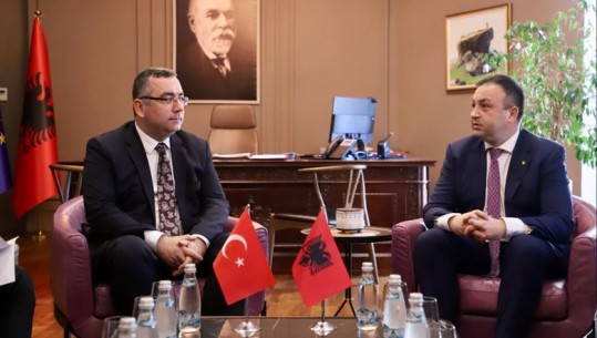 Ministri Hoxha bisedon me ambasadorin turk për fushën e sigurisë: Partner kryesor, bashkëpunim dinamik