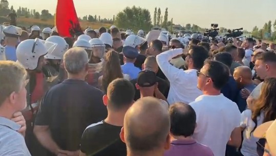 Banorët në protestë për aksin Thumanë- Kashar, tentojnë të bllokojnë autostradën! Policia hedh gaz lotsjellës