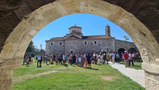 Pelegrinazh në manastirin e 'Shën Kozmait' në Fier, shenjtorit që u sakrifikua për Ali Pashën! Gojëdhënat thonë se i parashikonte fatin