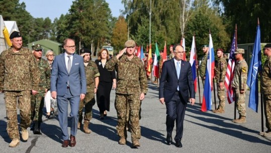 Vizita e Presidentit në Letoni, Begaj viziton komandën e NATO-s, ku ndodhen edhe ushtarët shqiptarë! Homazhe në memorialin e 2 dëshmorëve