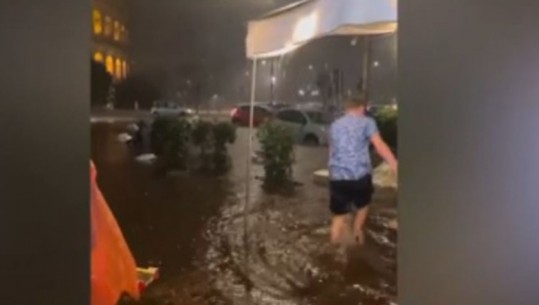 VIDEO/ Stuhi të dhunshme gjatë natës, qiell i nxirë, bubullima që buçasin dhe përmbytje! Mot apokaliptik mbi Romë, qyteti noton në ujë