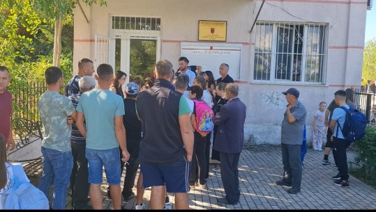 Durrës/ Prindërit dhe nxënësit e shkollës 9-vjeçare Bisht-Kamëz protestë para ZVAPD, kundër transferimit! Kreu i DRAP: E amortizuar dhe pak fëmijë, u siguruam transportin