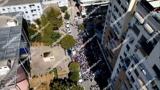 PAMJET ME DRON/ Berisha presion drejtësisë, një grusht militantësh protestë para SPAK! I pranishëm edhe Bardhi me deputetët e tij