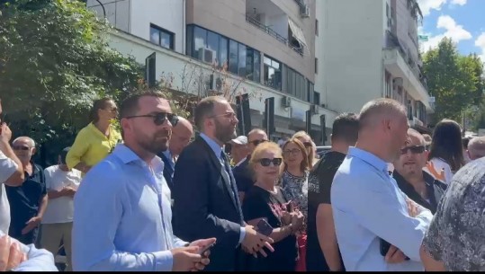 VIDEO/ Bardhi dhe grupi i tij dalin kundër SPAK, i bashkohen protestës për Berishën