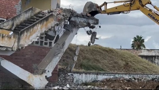 FOTO/ Prej vitesh në gjendje të mjerueshme, nis shembja e stadiumit 'Besa' në Kavajë