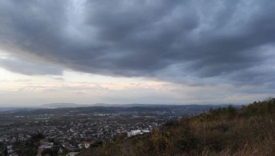 Kthjellime dhe vranësira të lehta, reshje të pakta në zonat malore, moti për sot