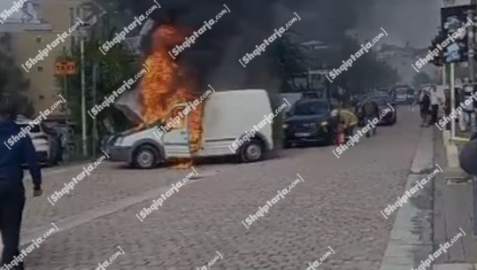 VIDEO/ Flakët shkrumbojnë minifurgonin e peshkut në Sarandë, Policia nis hetimet! Dyshohet për shkëndijë elektrike, dëmtohet dhe një tjetër mjet