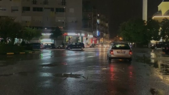 Reshjet në Shkodër, pas më shumë se 3 orësh pastrohen akset kryesore të qytetit, punohet në rrugët dytësore  