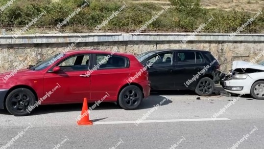 Aksident i trefishtë në aksin Pogradec-Qafë Thanë, mjetet përplasen me njëra-tjetrën (VIDEO)