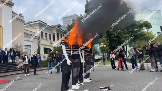 LIVE/ Tensione në Kuvend! Deputetët e përjashtuar të PD-së përplasen me gardën djegin manekinë në oborr! PS në seancë voton ligjet (VIDEO)