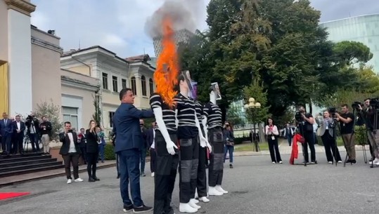 Tensione në Kuvend! Deputetët e përjashtuar të PD tentojnë të hyjnë me forcë, përplasen me Gardën! Noka sërish me benzinë në Parlament, i vë flakën manekinëve në oborr! PS në seancë voton ligjet!(VIDEO)