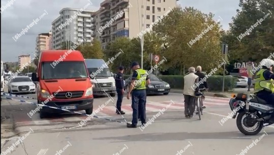 Vlorë/ Po kalonte te vizat e bardha, furgoni aksidenton këmbësoren! Gruaja 60-vjeçare dërgohet në spital, nën hetim shoferi (VIDEO)