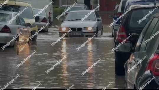 VIDEO/ Reshje shiu e rrebeshe, Lezha e Durrësi nën ‘pushtetin e ujit’, përmbyten rrugët