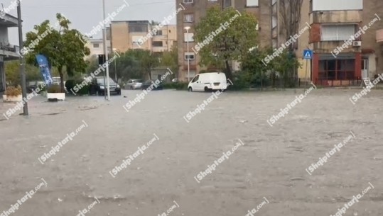 Moti i keq me shi, Bashkia Vlorë thirrje qytetarëve: Ja cilat janë zonat me risk ku s'duhet që të parkoni! Përmbyten disa akse 