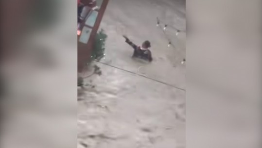 Vlora e përmbytur, ja momenti kur uji me vërshim merr me vete një qytetare (VIDEO)