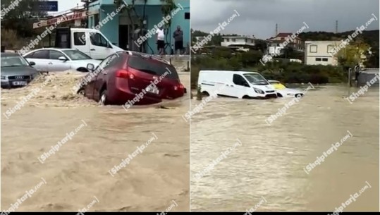 VIDEO/ Përmbytjet në Vlorë, dendësia e ujit bllokon qarkullimin! Makinat për pak sa nuk fundosen