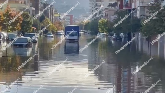 VIDEOLAJM/ Përmbytjet në Vlorë, makinat e zhytura nën ujë