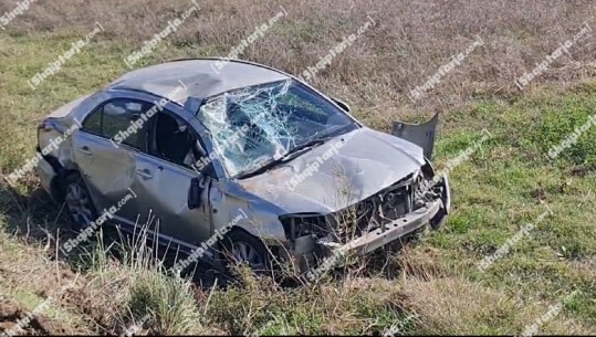 Aksident rrugor në Levan-Tepelenë, ‘Toyota’ me targa greke del nga rruga dhe përfundon në arë! Dy të plagosur në spitalin e Fierit