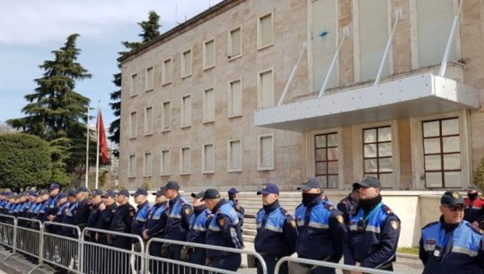 Opozita sot pasdite në protestë, mbi 1 mijë efektivë angazhohen për sigurinë, 15 akse të bllokuara! Berisha: Nis mosbindja civile pa kthim! Apeli i Policisë: Distancohuni nga dhuna