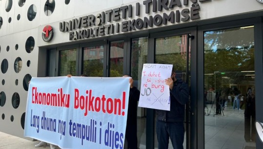 Studentët e Fakultetit Ekonomik e nisin vitin akademik me bojkot! Dënojnë sulmin ndaj pedagoges Liljana Billa nga kolegu i tij në korrik: Larg dhuna nga tempulli i dijes