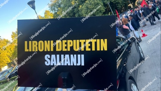 FOTOLAJM/ 'Lironi deputetin Salianji!' Militantët nisin të mblidhen tek selia e PD-së, shikoni çfarë ndodh