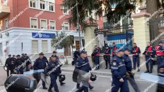 VIDEO/ Protesta e opozitës, blindohet edhe Kuvendi! 'Shqiponjat' në gatishmëri