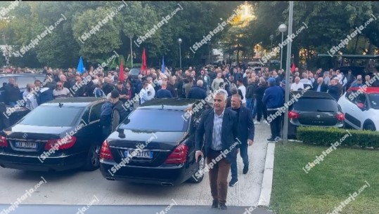 Protesta/ Dule e Ndoka mbërrijnë në selinë e PD (VIDEO)