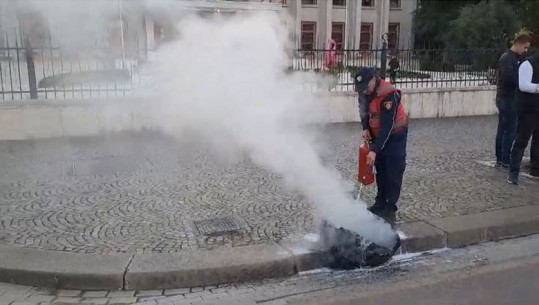 Ende pa nisur protesta shënohet incidenti i parë, digjet një gomë makine tek Presidenca