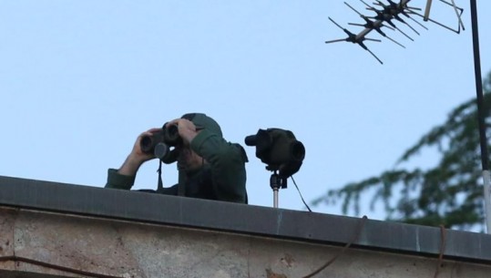 FOTO/ 'Po ju vëzhgojnë', Policë të vendosur dhe në tarracën e kryeministrisë! Nis grumbullimi i militantëve